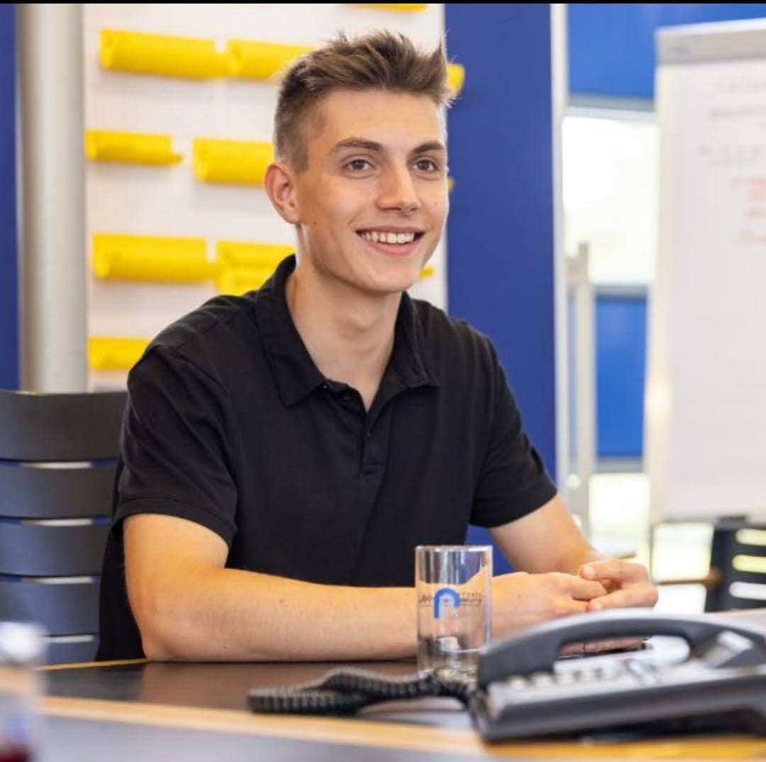 Felix Nübel am Schreibtisch